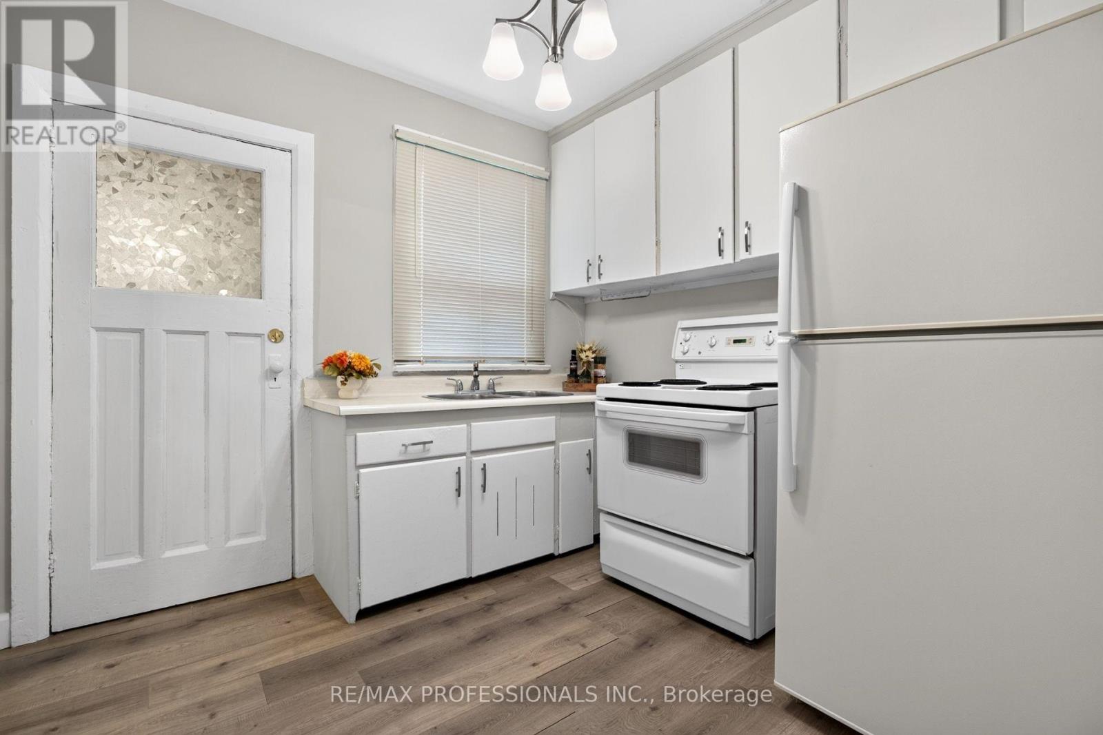 262 Melrose Street, Toronto, Ontario  M8Z 1G6 - Photo 14 - W13670212