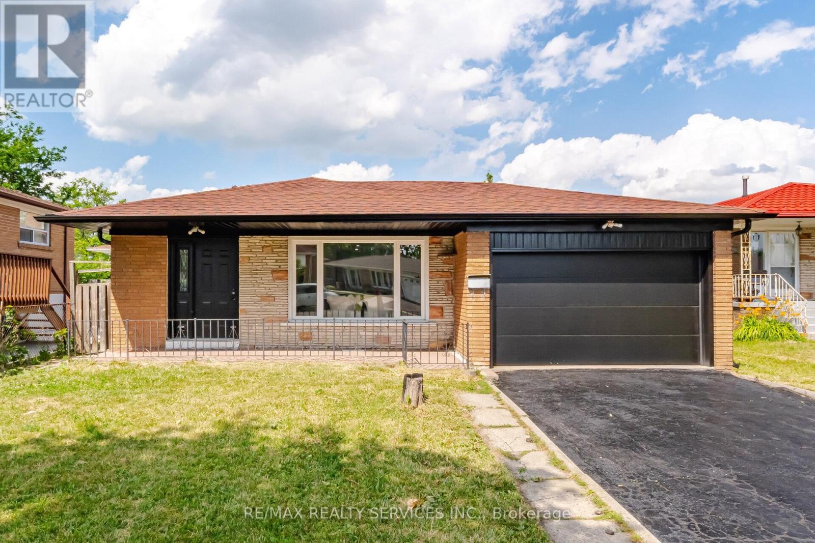 7493 Netherwood Road, Mississauga, Ontario  L4T 2N7 - Photo 2 - W13670358