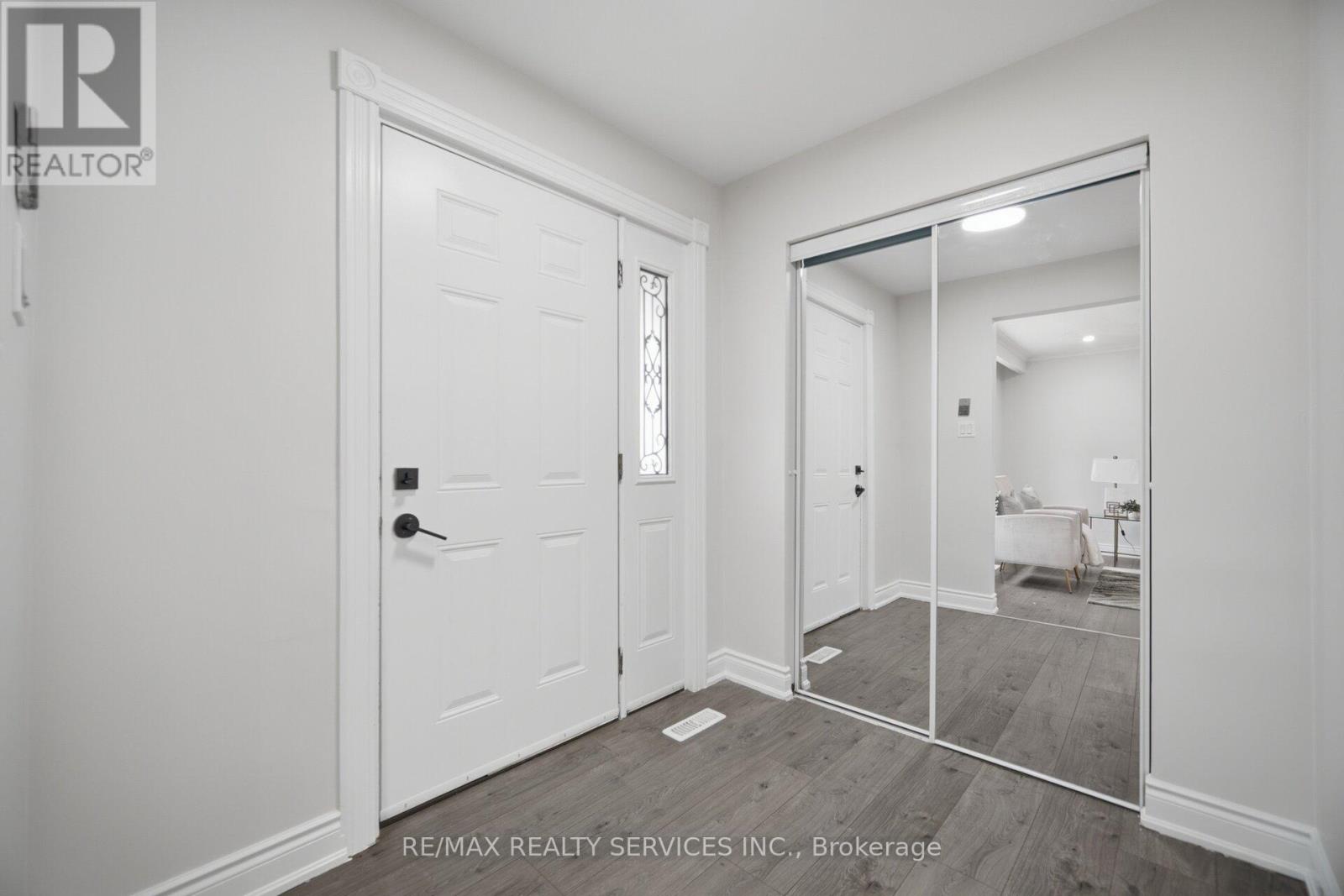 7493 Netherwood Road, Mississauga, Ontario  L4T 2N7 - Photo 3 - W13670358