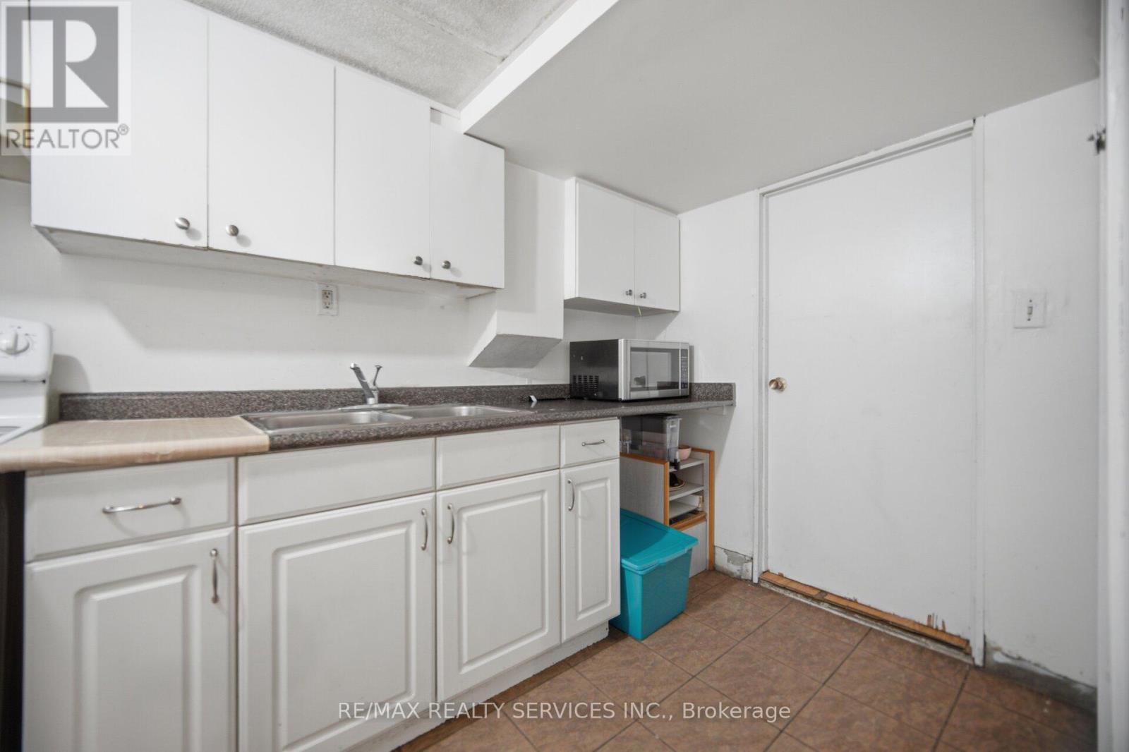 7493 Netherwood Road, Mississauga, Ontario  L4T 2N7 - Photo 37 - W13670358