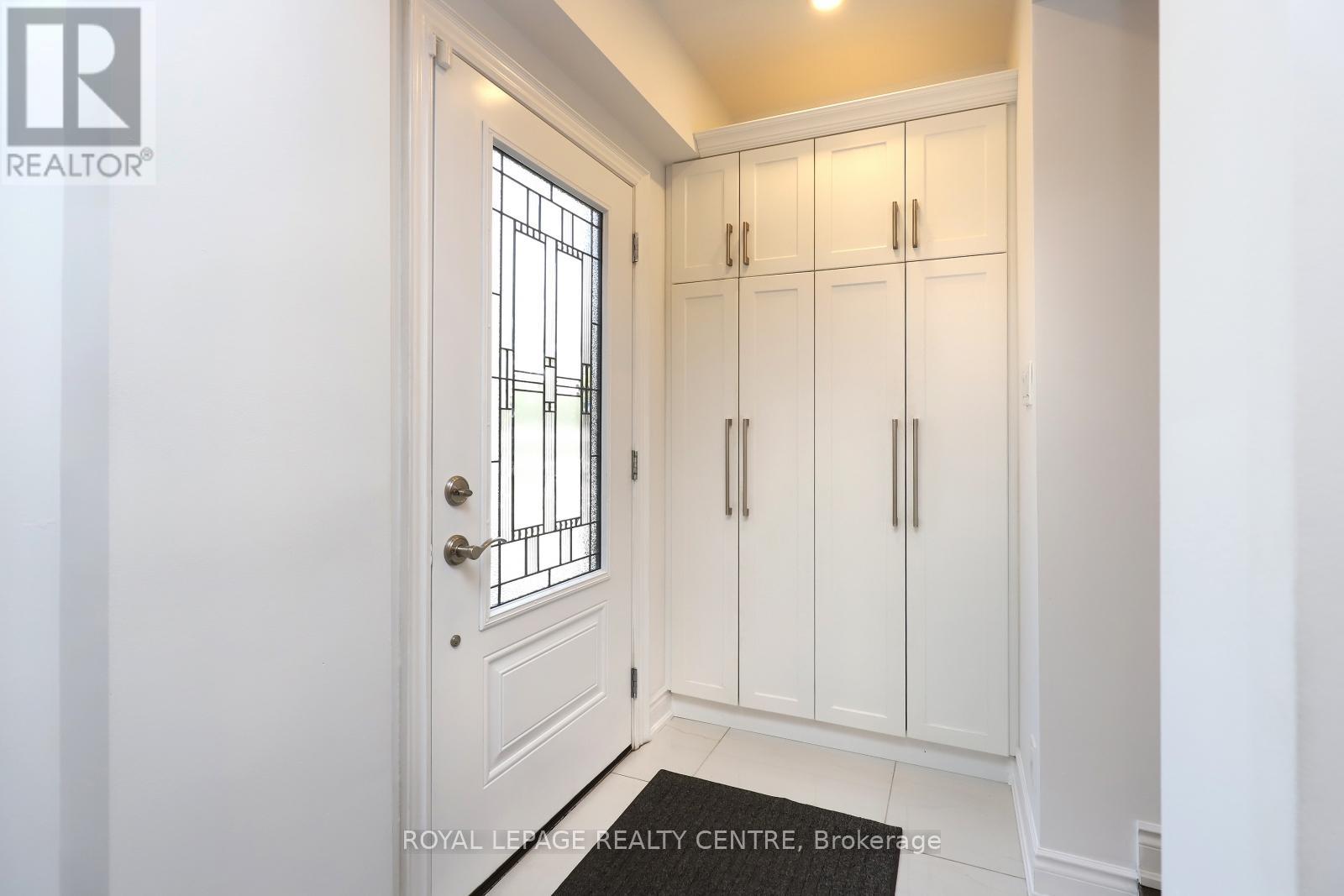 598 Pilcom Court, Mississauga, Ontario  L5B 4A3 - Photo 4 - W13670378