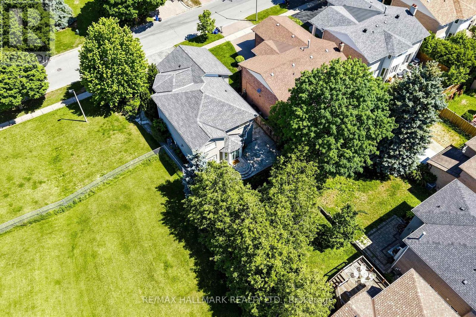 145 Old Surrey Lane, Richmond Hill, Ontario  L4C 6R9 - Photo 2 - N13668750