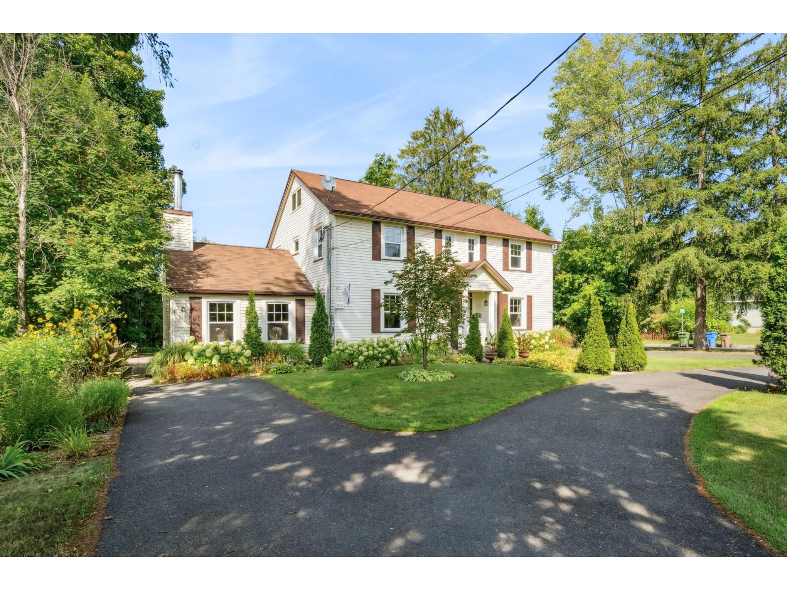 611-613 Rue Principale Cowansville Quebec Canada J2K1J8 2
