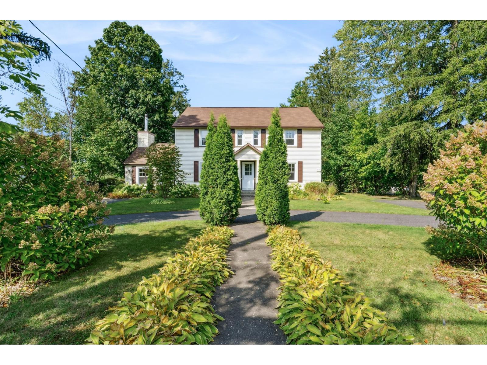 611-613 Rue Principale Cowansville Quebec Canada J2K1J8 3
