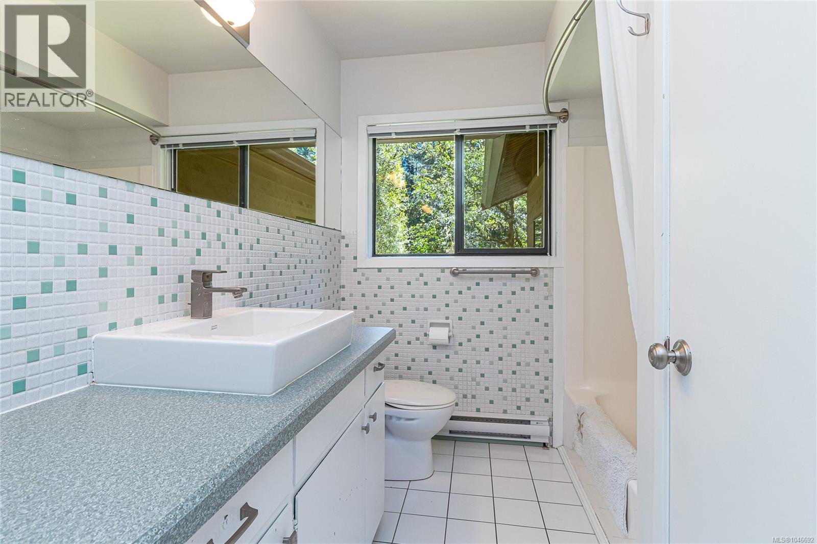 100 Viaduct Ave W, Saanich, British Columbia  V9E 1J3 - Photo 29 - 1046692