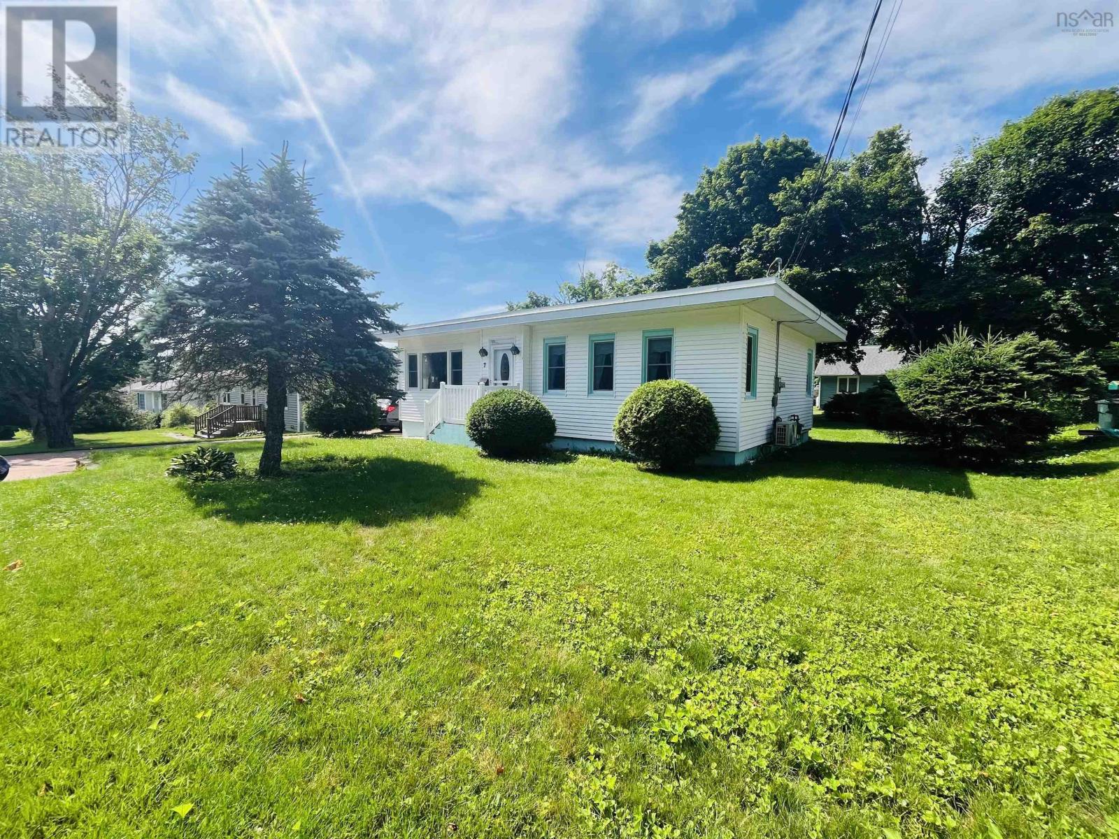 7 Franklyn Street, Amherst, Nova Scotia  B4H 3X3 - Photo 2 - 202617483