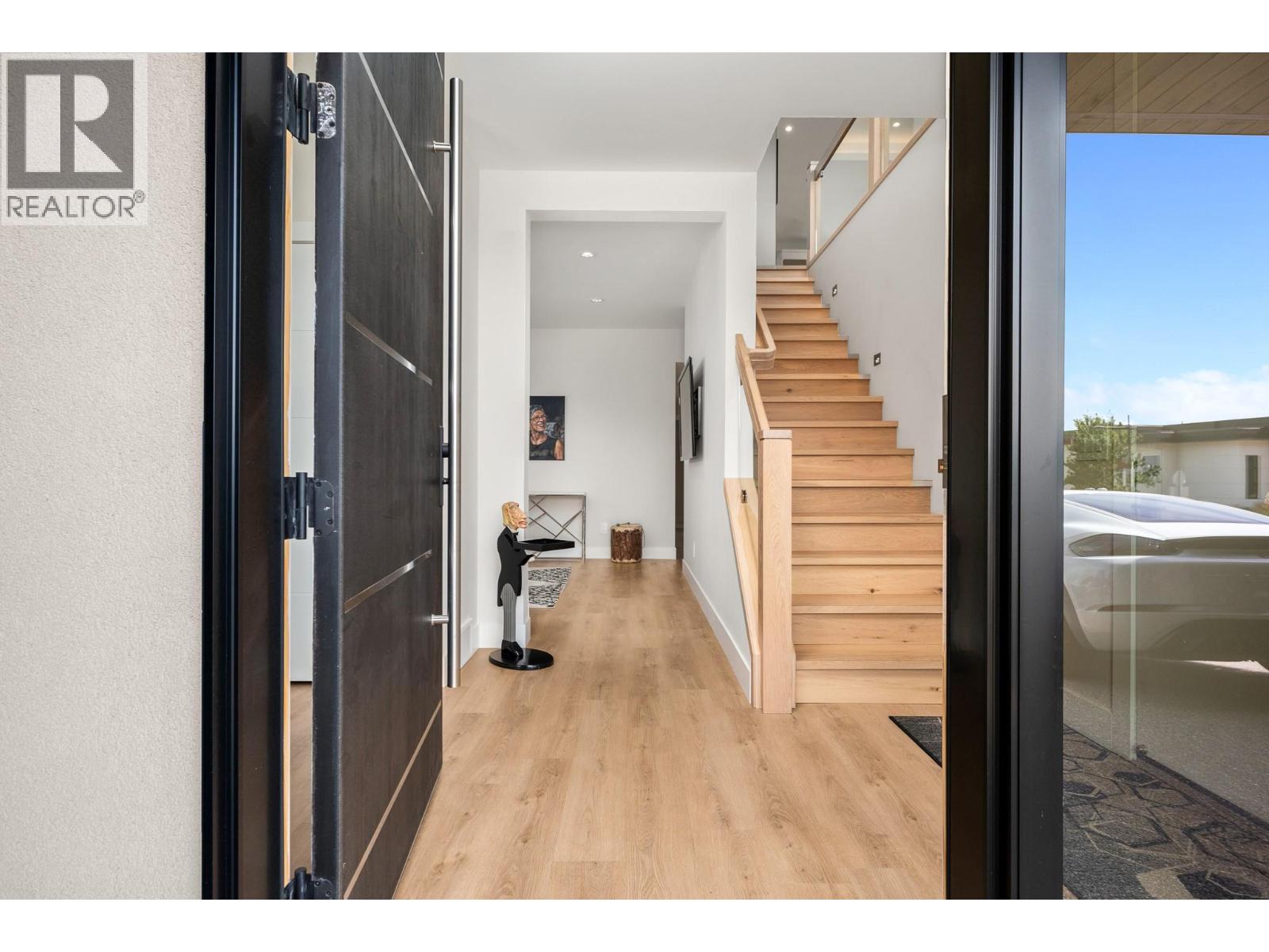 9839 Beacon Hill Crescent, Lake Country, British Columbia  V4V 0A9 - Photo 3 - 10392284