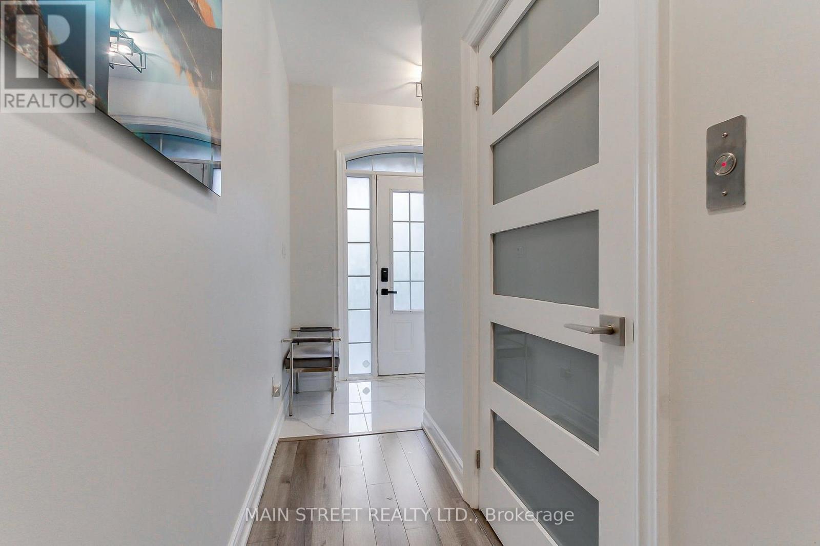 26 Queen Mary Court W, Vaughan, Ontario L4L 0H9 - Photo 4 - N13670678