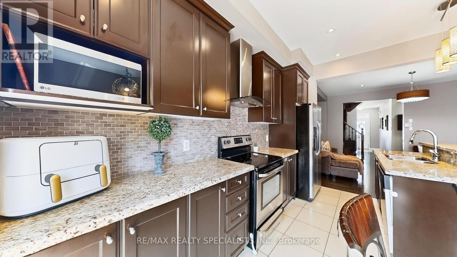 30 Pendulum Circle, Brampton, Ontario  L6R 3N6 - Photo 3 - W13670538
