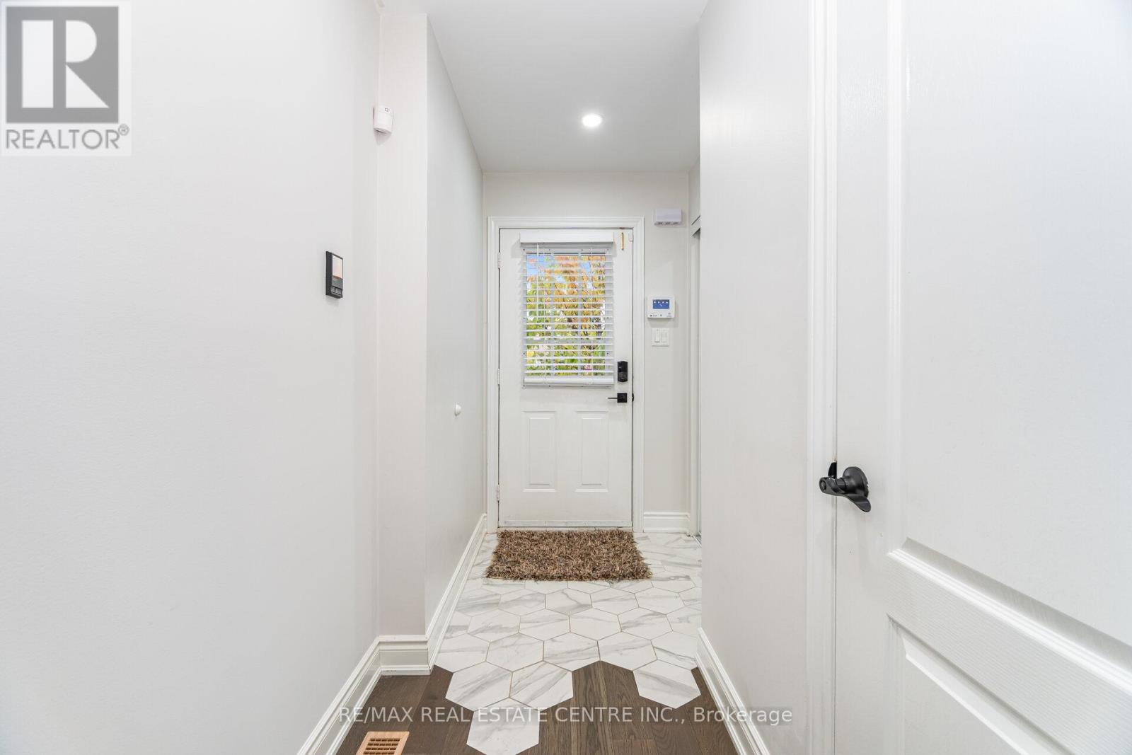 48 - 5255 Guildwood Way, Mississauga, Ontario L5R 4A8 - Photo 4 - W13670568