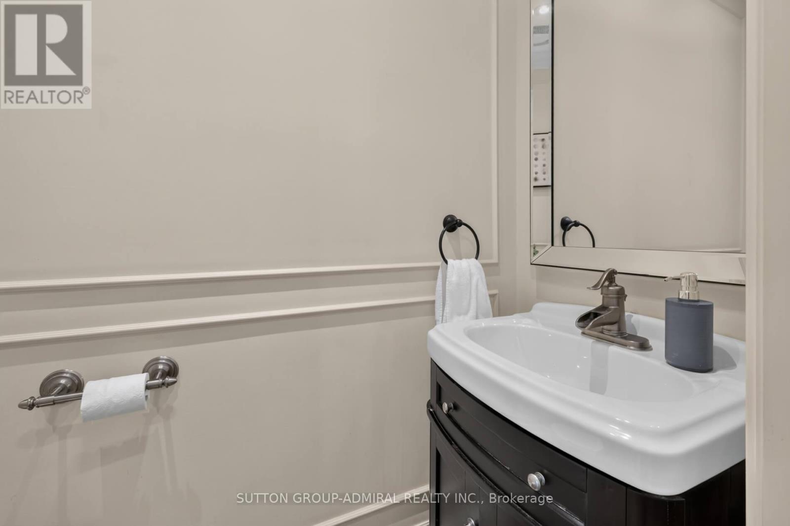 63 Westbury Crescent, Toronto, Ontario  M6M 1M3 - Photo 12 - W13670572