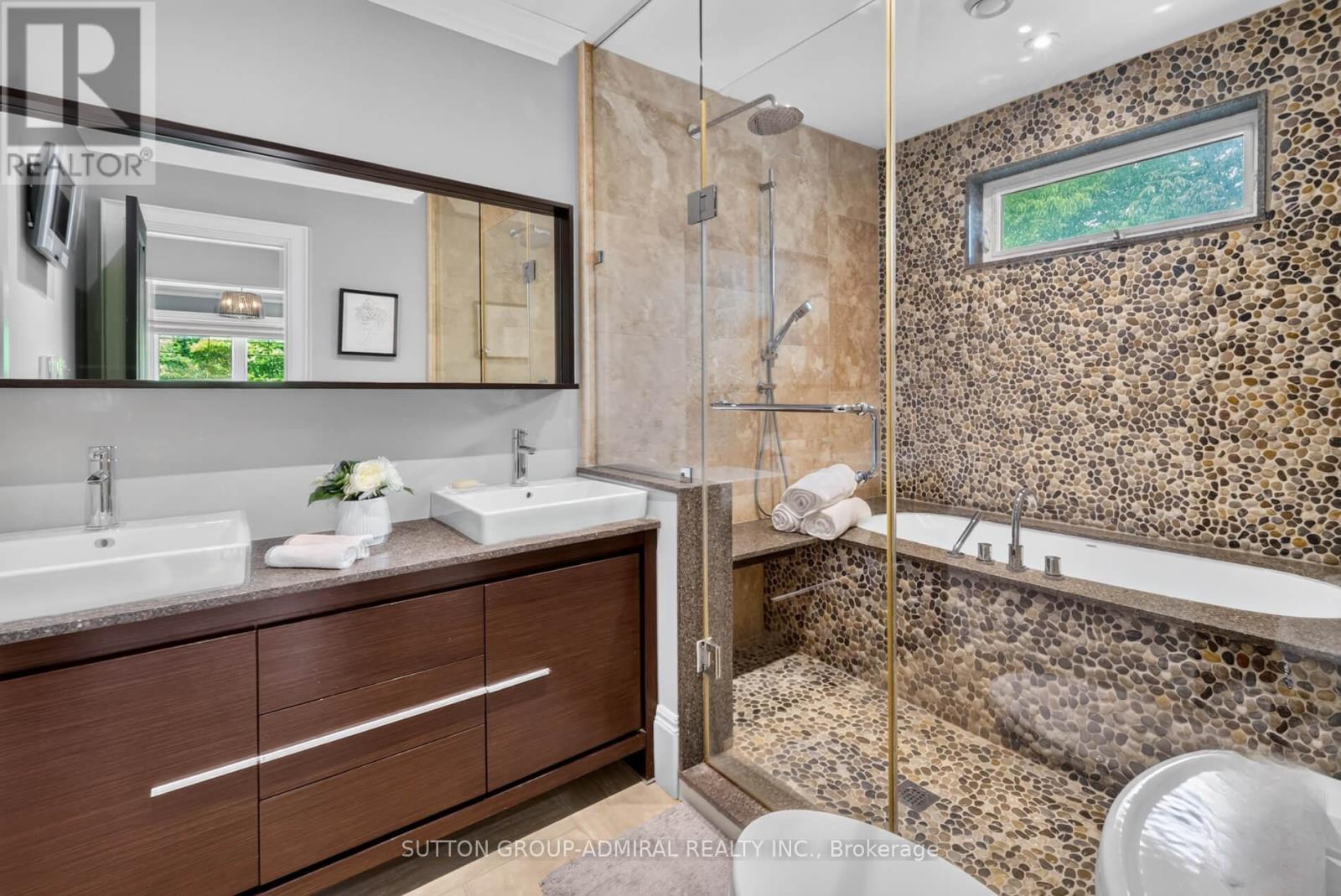 63 Westbury Crescent, Toronto, Ontario  M6M 1M3 - Photo 16 - W13670572