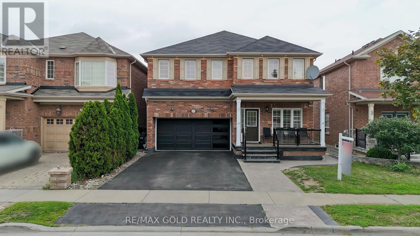 29 Abbotsbury Drive, Brampton, Ontario  L6X 0S4 - Photo 2 - W13670648