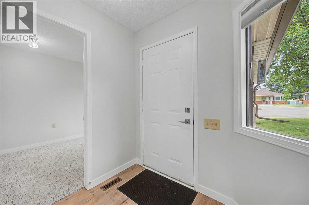 2640 Dovely Court SE, Calgary, Alberta  T2B 3G6 - Photo 3 - A2336834