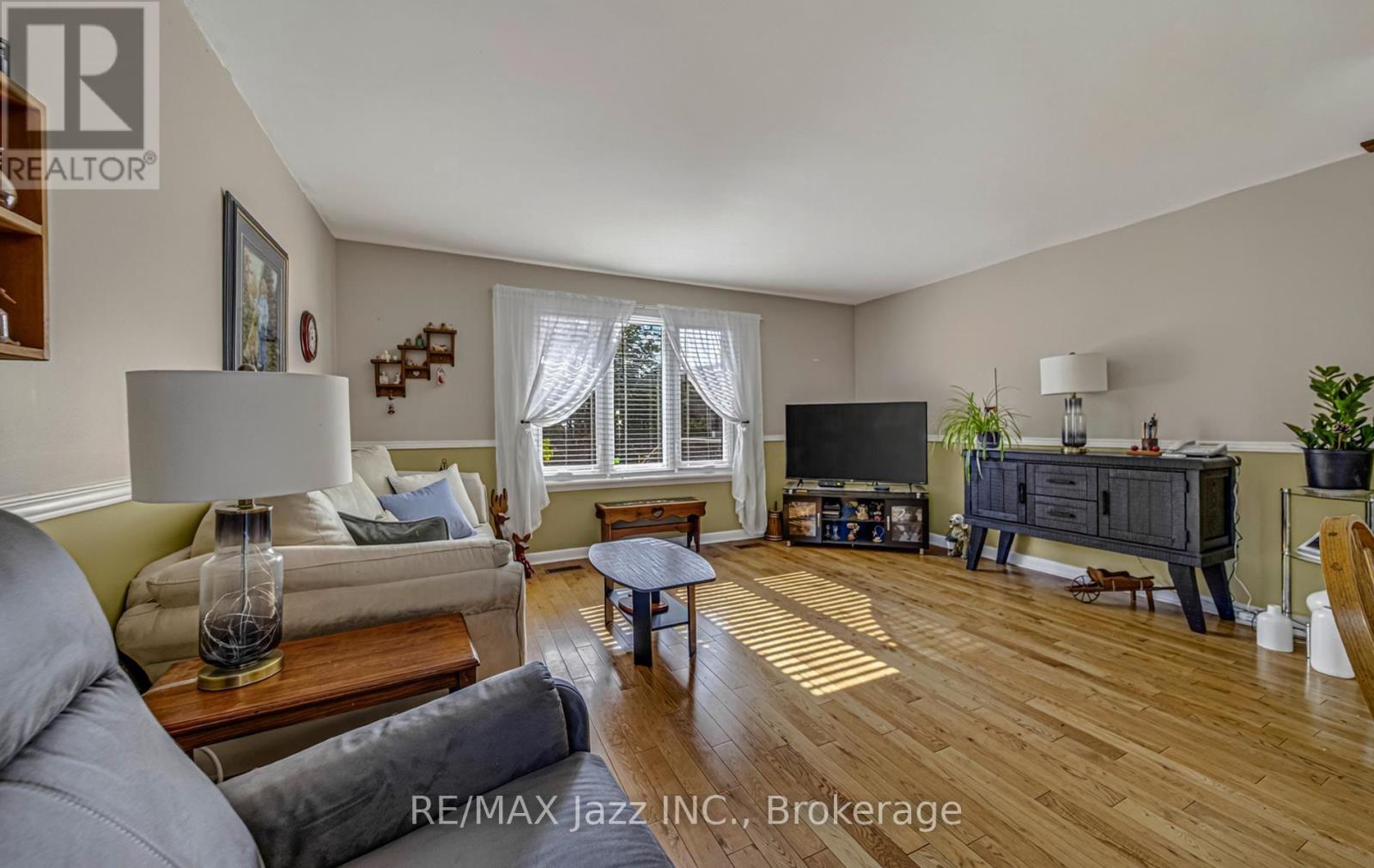 1481 Evangeline Drive, Oshawa, Ontario  L1J 3S8 - Photo 5 - E13670736