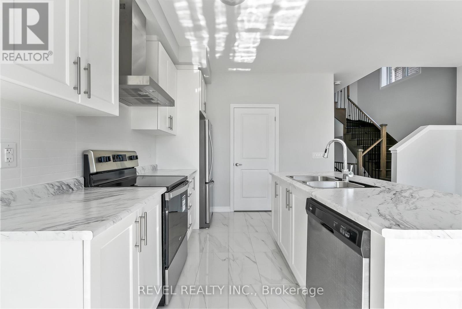 14 Paradise Way, Whitby, Ontario  L1R 0R7 - Photo 15 - E13670920