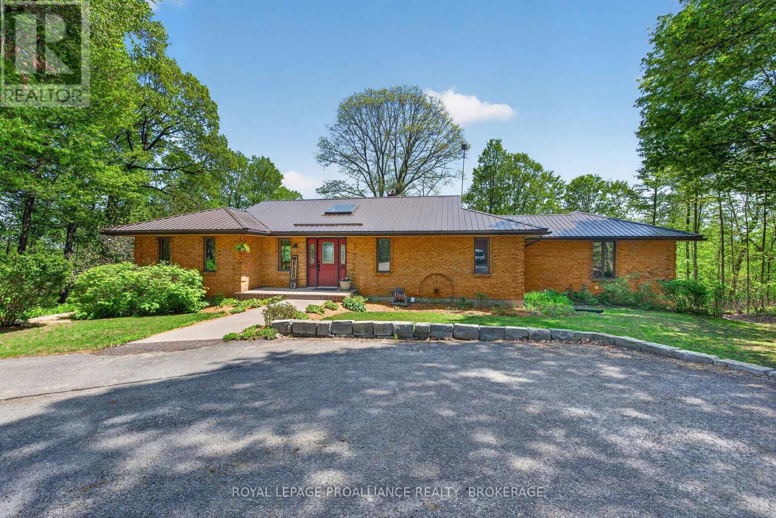 <div class="slider-price">$1,599,000</div><p>4362 Sills Bay Road, Frontenac, Ontario</p>