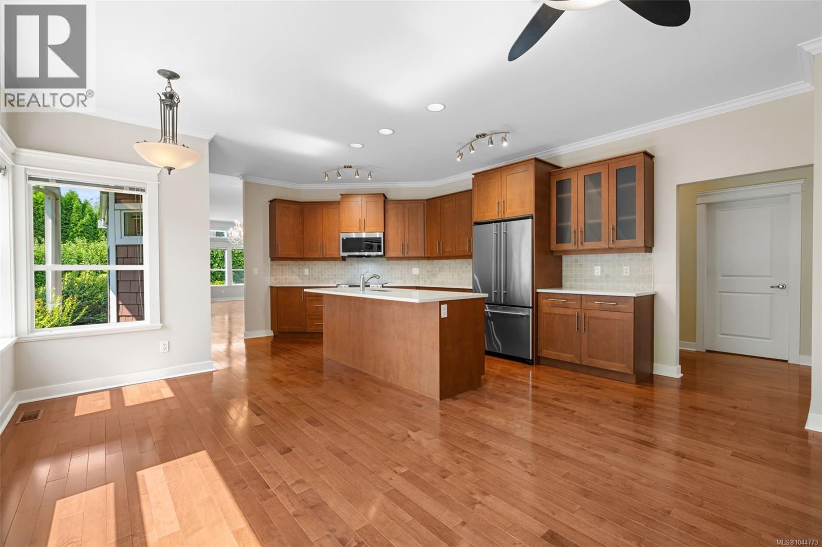 553 Heatherdale Lane, Saanich, British Columbia  V8Z 0A4 - Photo 6 - 1044773