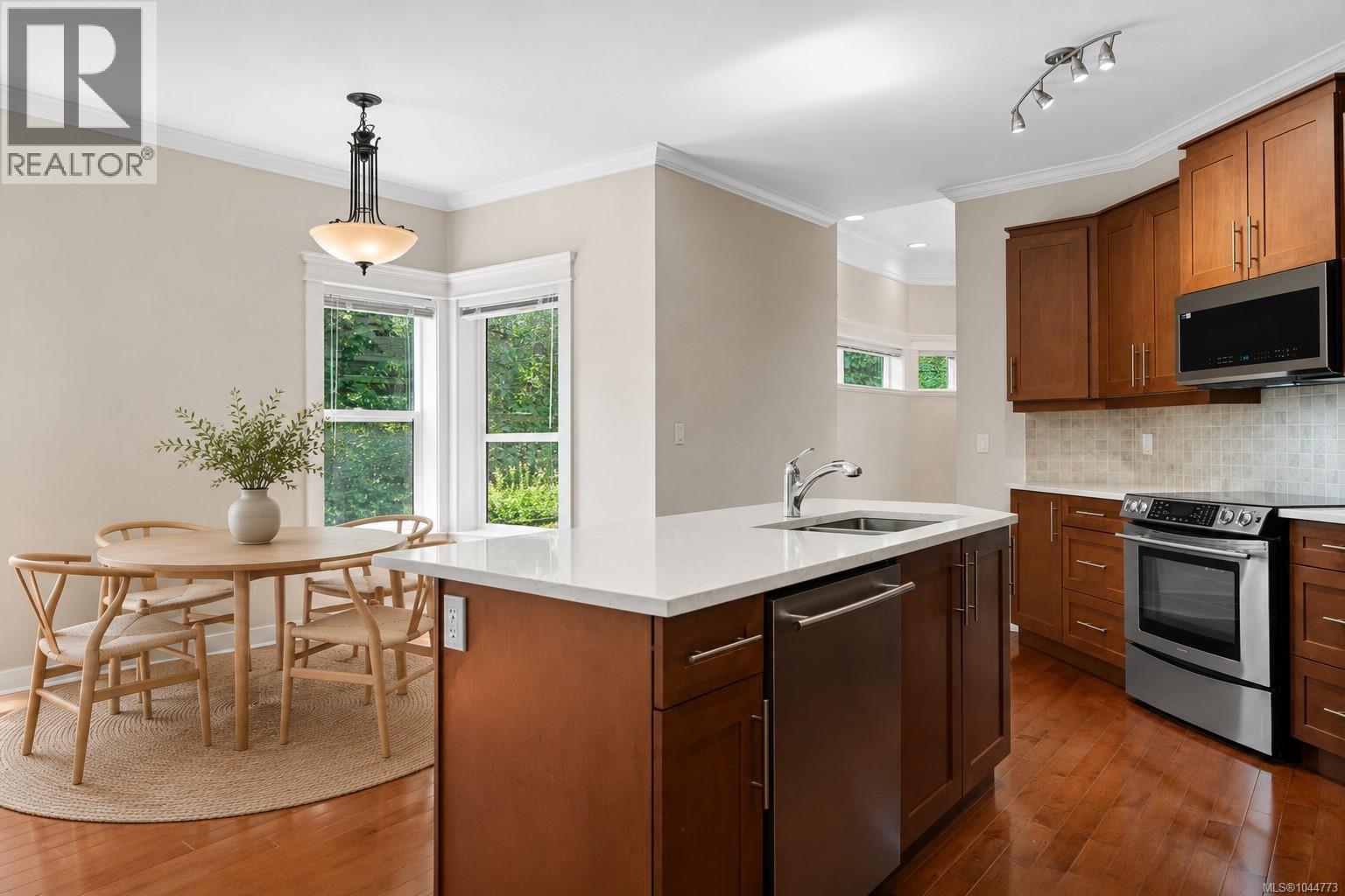 553 Heatherdale Lane, Saanich, British Columbia  V8Z 0A4 - Photo 4 - 1044773