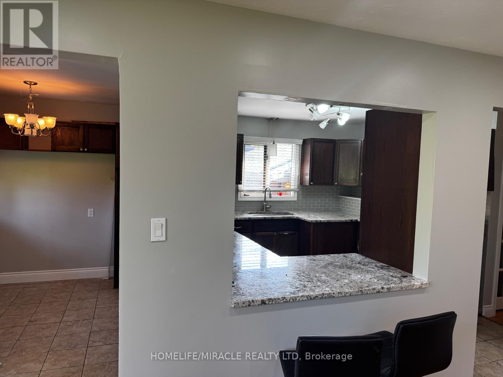 920 Willowdale Avenue, Oshawa, Ontario  L1H 1W2 - Photo 2 - E13670908