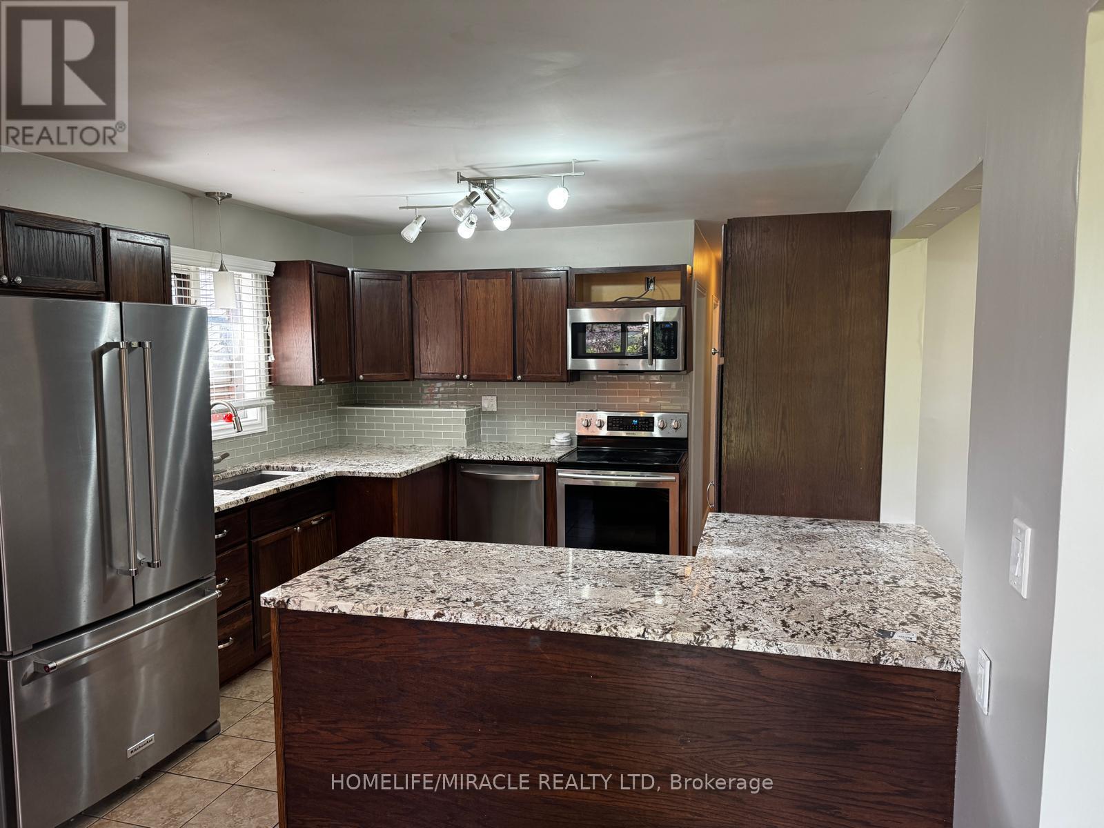 920 Willowdale Avenue, Oshawa, Ontario  L1H 1W2 - Photo 3 - E13670908