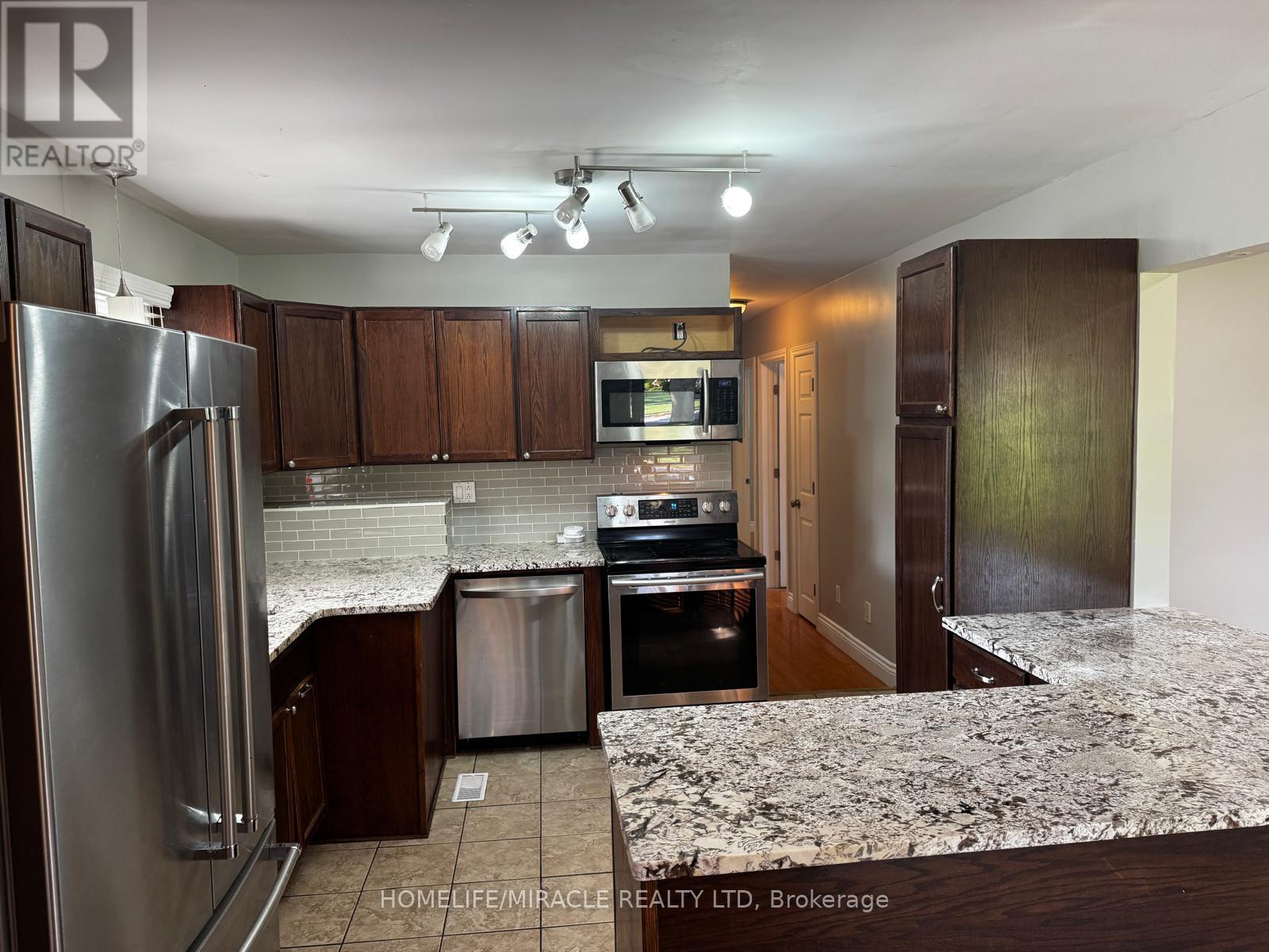 920 Willowdale Avenue, Oshawa, Ontario  L1H 1W2 - Photo 4 - E13670908