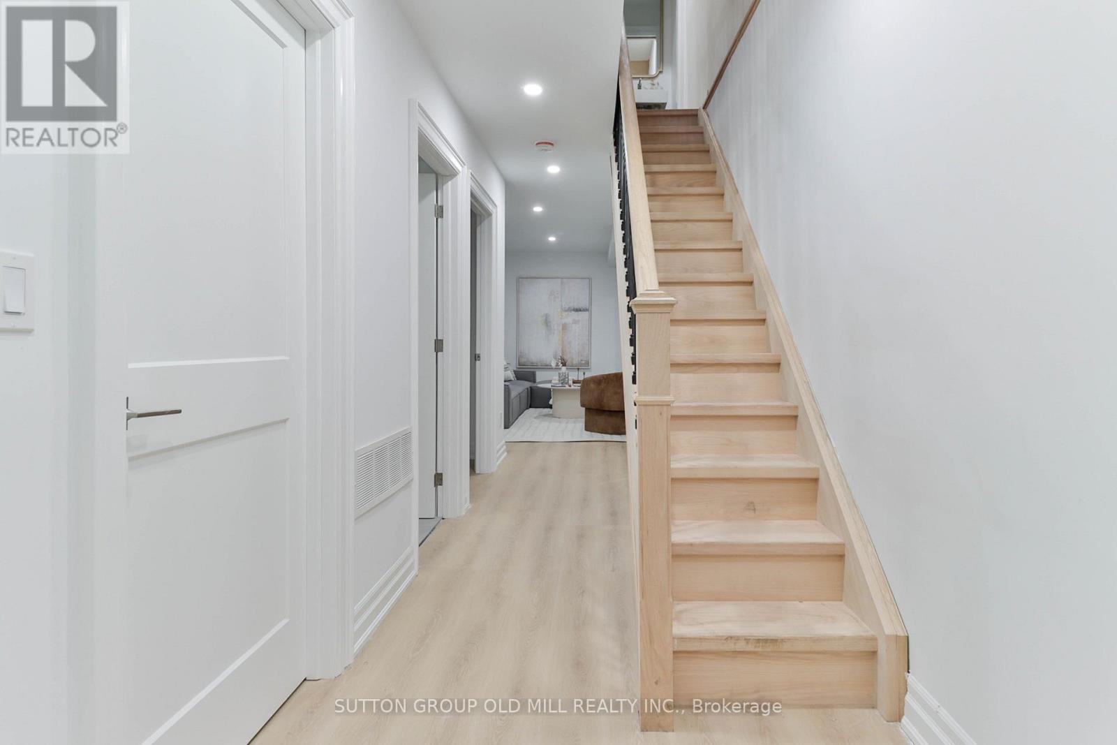 28 Eastmount Avenue, Toronto, Ontario  M4K 1V1 - Photo 12 - E13670982