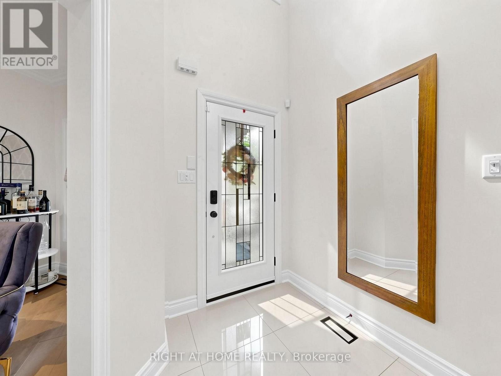 161 Austinpaul Drive N, Newmarket, Ontario L3X 2K6 - Photo 4 - N13670718