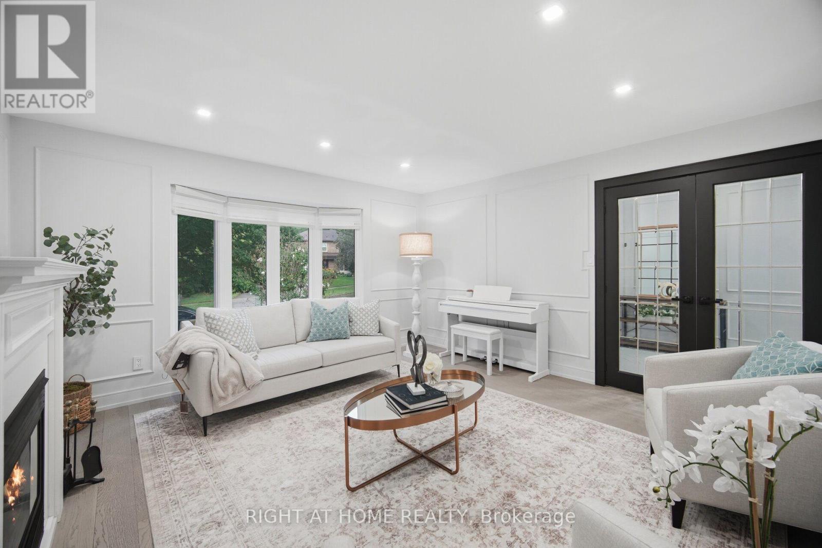 4 Simmons Crescent, Aurora, Ontario  L4G 6B4 - Photo 3 - N13670960