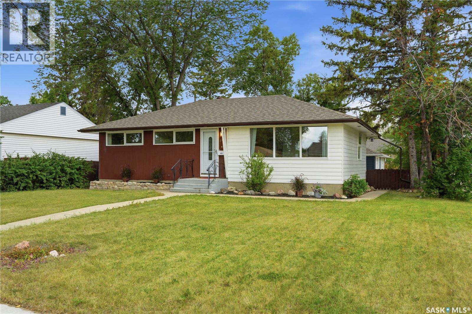 2302 Hanover Avenue, Saskatoon, Saskatchewan  S7J 1E6 - Photo 2 - SK045449