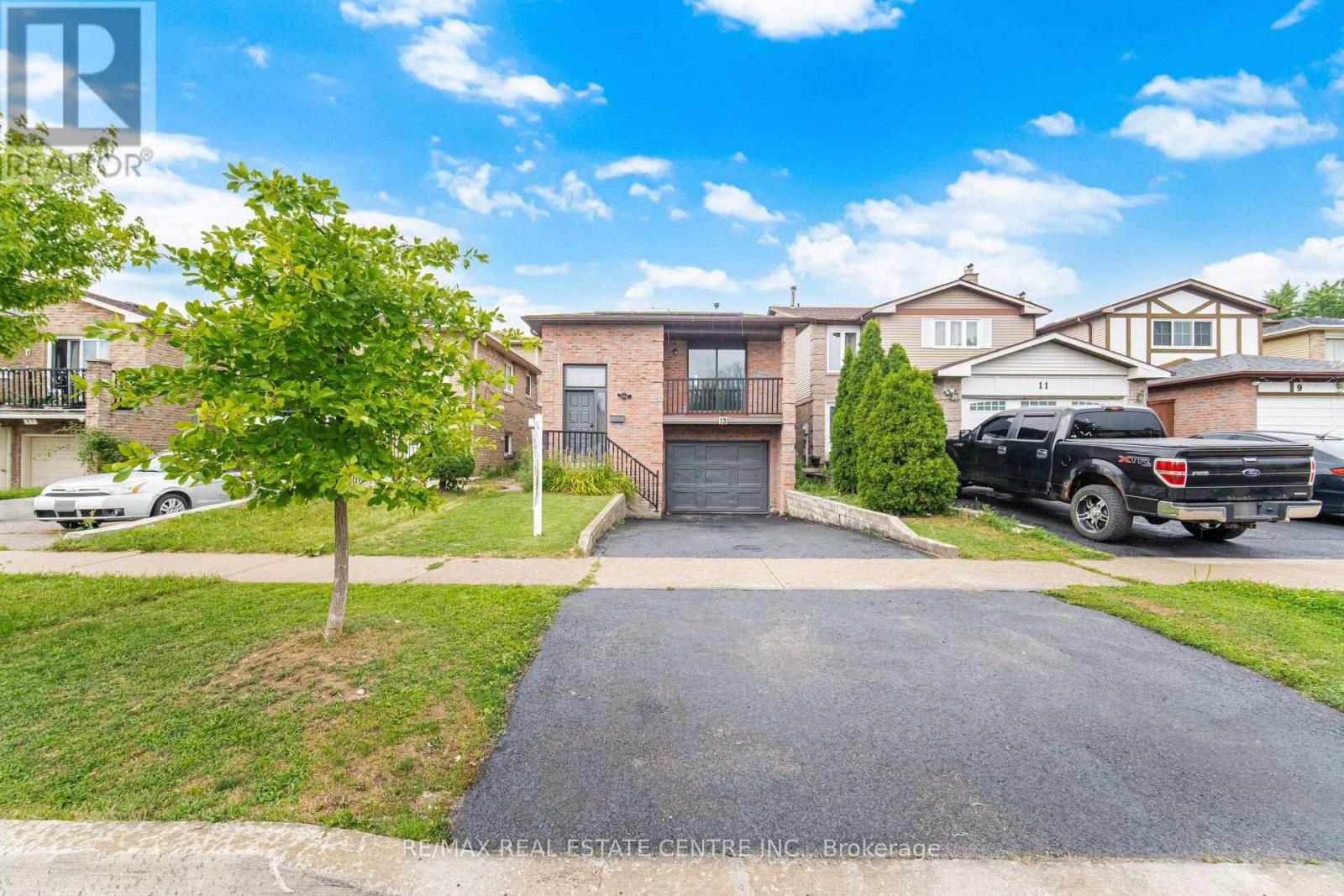 13 Dafoe Crescent, Brampton, Ontario  L6Y 2L1 - Photo 2 - W13670738