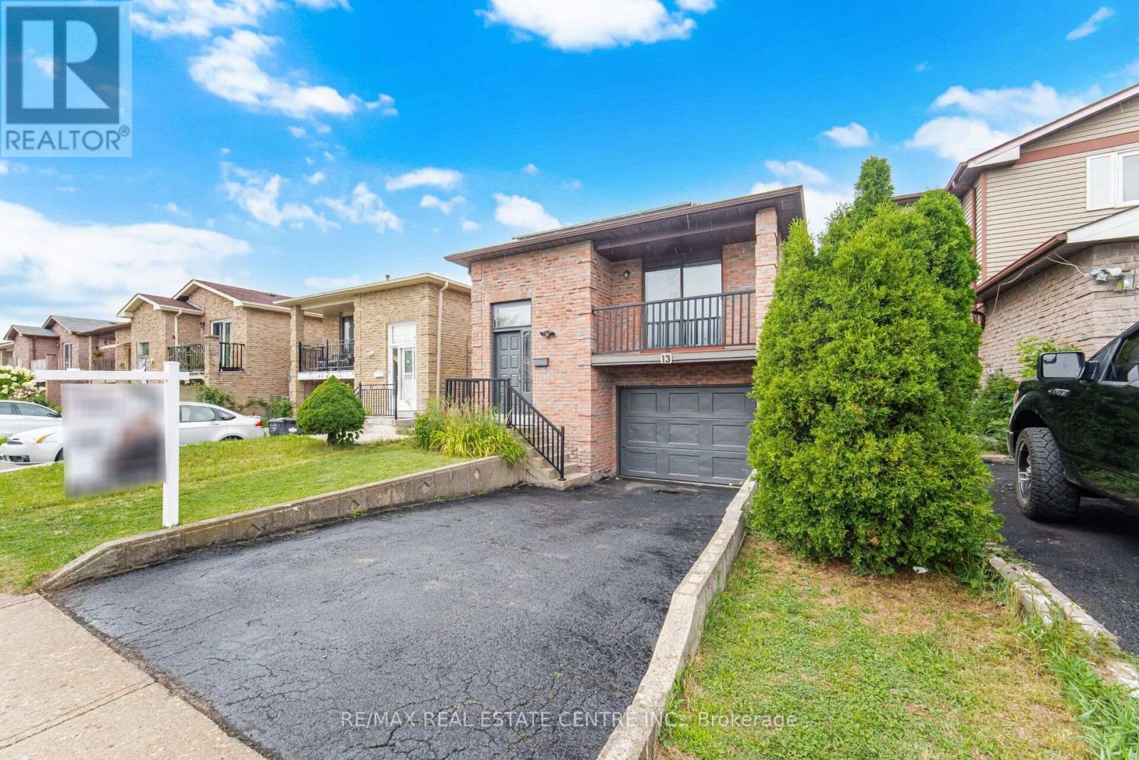 13 Dafoe Crescent, Brampton, Ontario  L6Y 2L1 - Photo 3 - W13670738