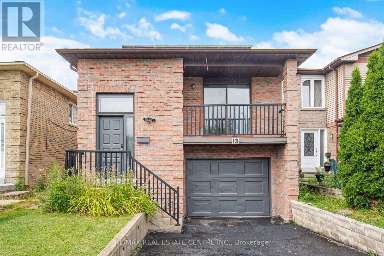 13 Dafoe Crescent, Brampton, Ontario  L6Y 2L1 - Photo 4 - W13670738