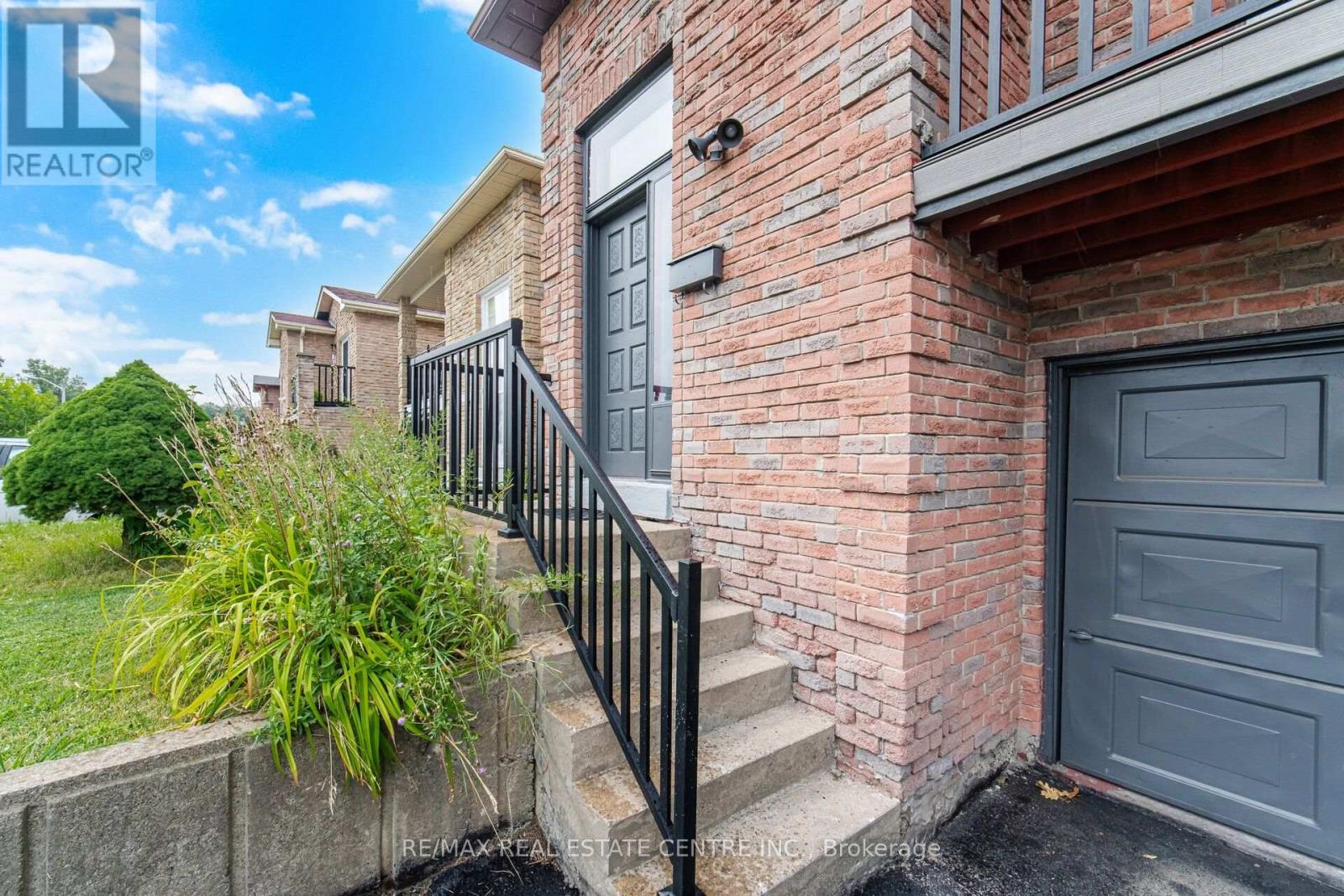 13 Dafoe Crescent, Brampton, Ontario  L6Y 2L1 - Photo 5 - W13670738