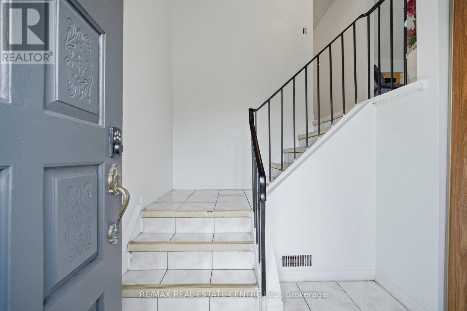 13 Dafoe Crescent, Brampton, Ontario  L6Y 2L1 - Photo 6 - W13670738