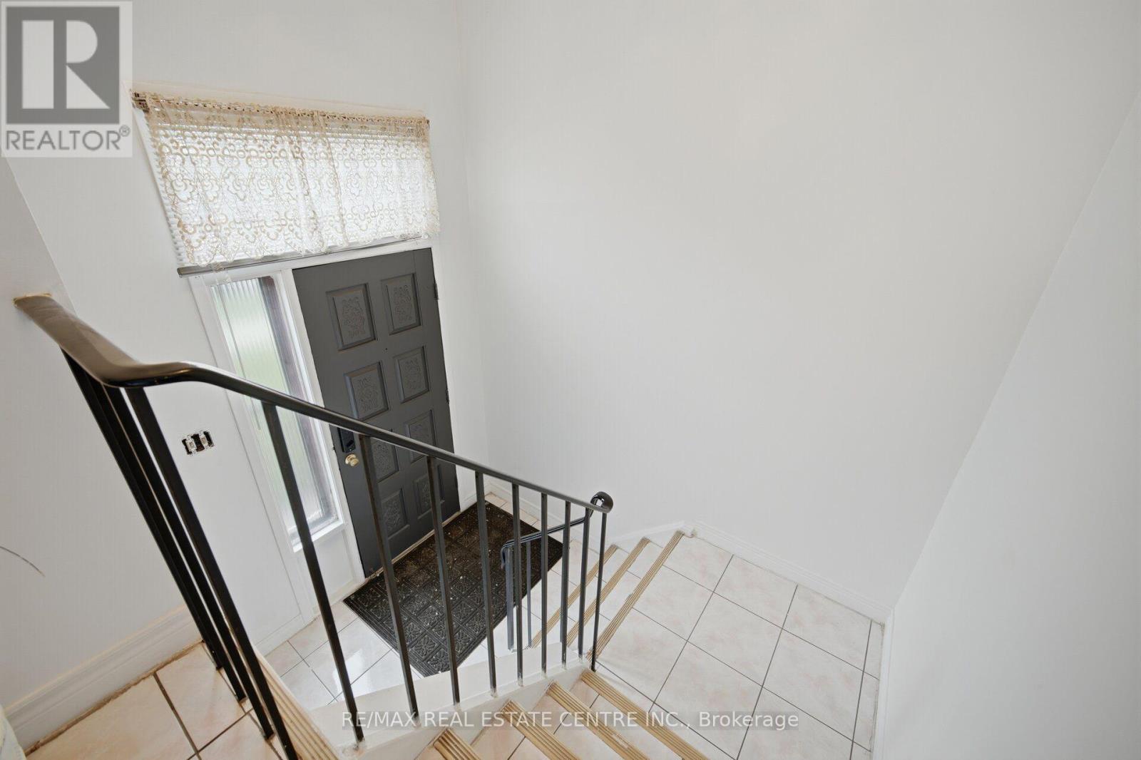 13 Dafoe Crescent, Brampton, Ontario  L6Y 2L1 - Photo 7 - W13670738