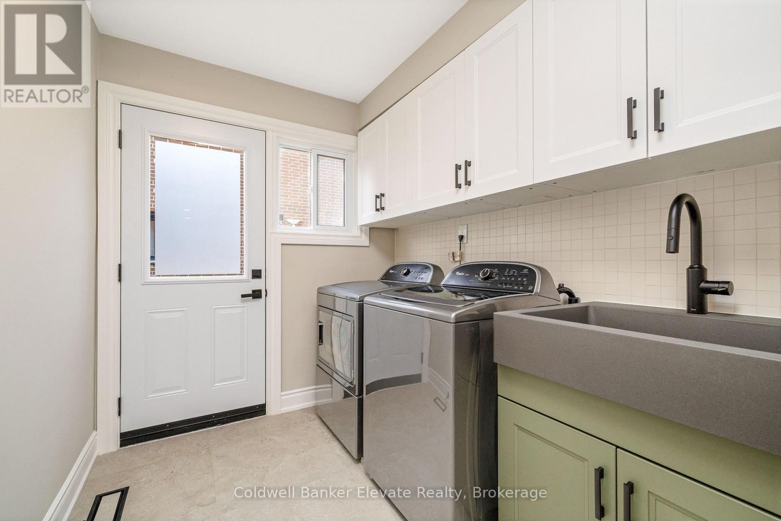 1677 Sherwood Forrest Circle, Mississauga, Ontario  L5K 2G8 - Photo 19 - W13670754