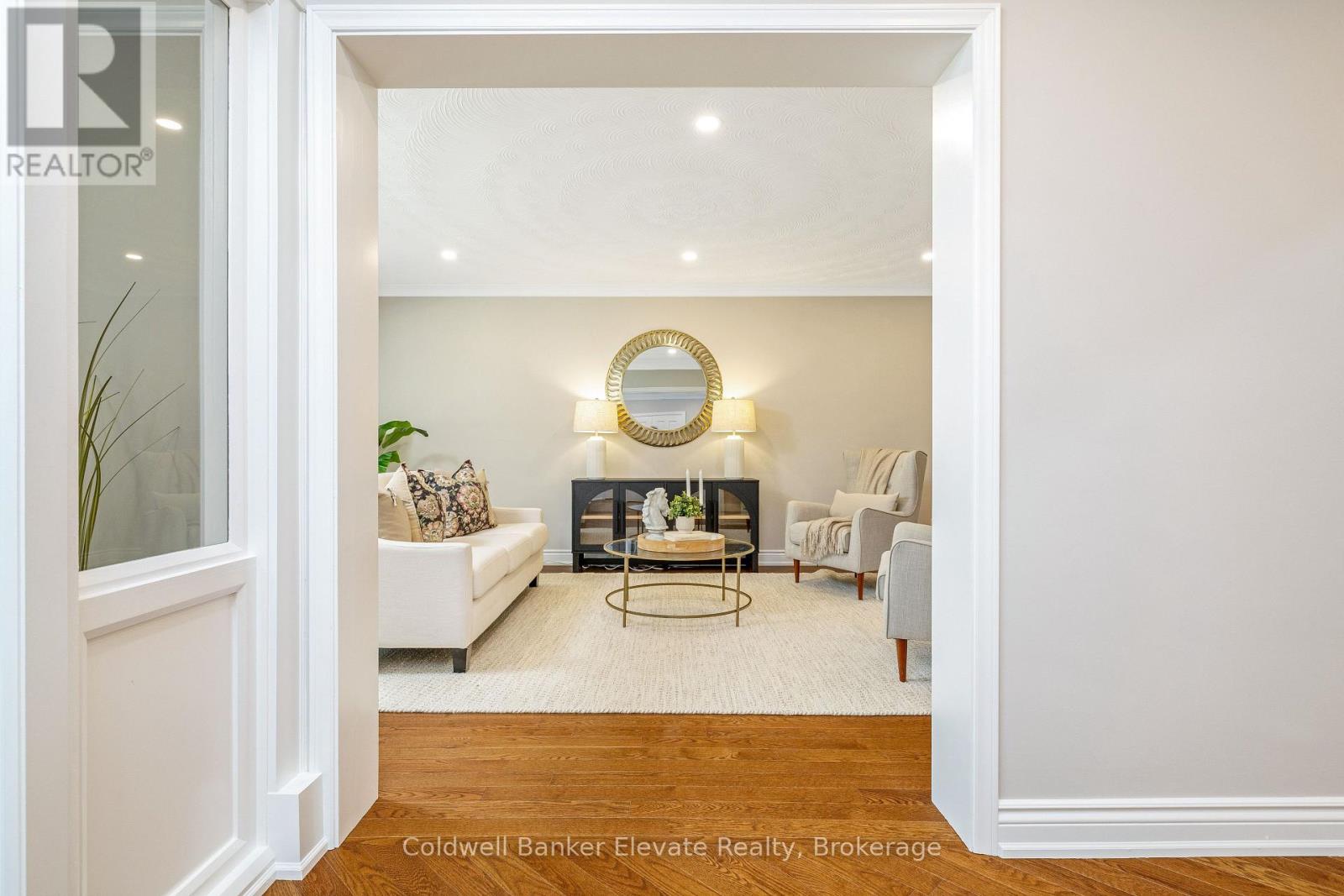 1677 Sherwood Forrest Circle, Mississauga, Ontario  L5K 2G8 - Photo 6 - W13670754