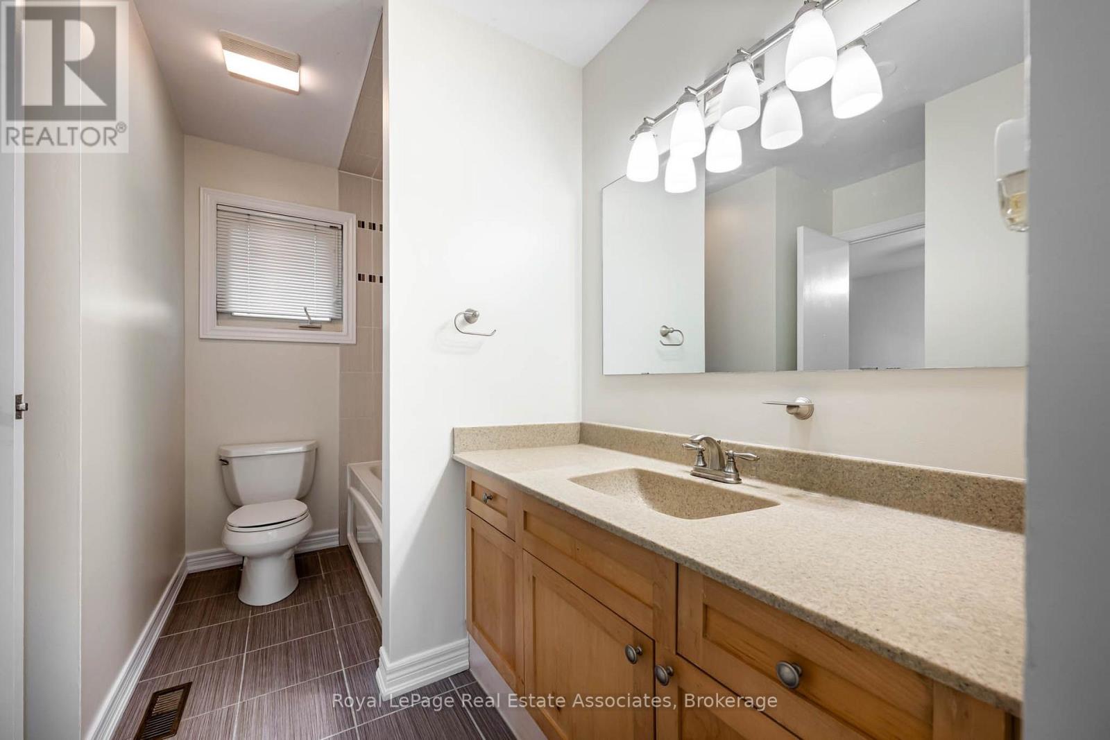 11 Berry Street, Halton Hills, Ontario  L7J 2N9 - Photo 19 - W13670912
