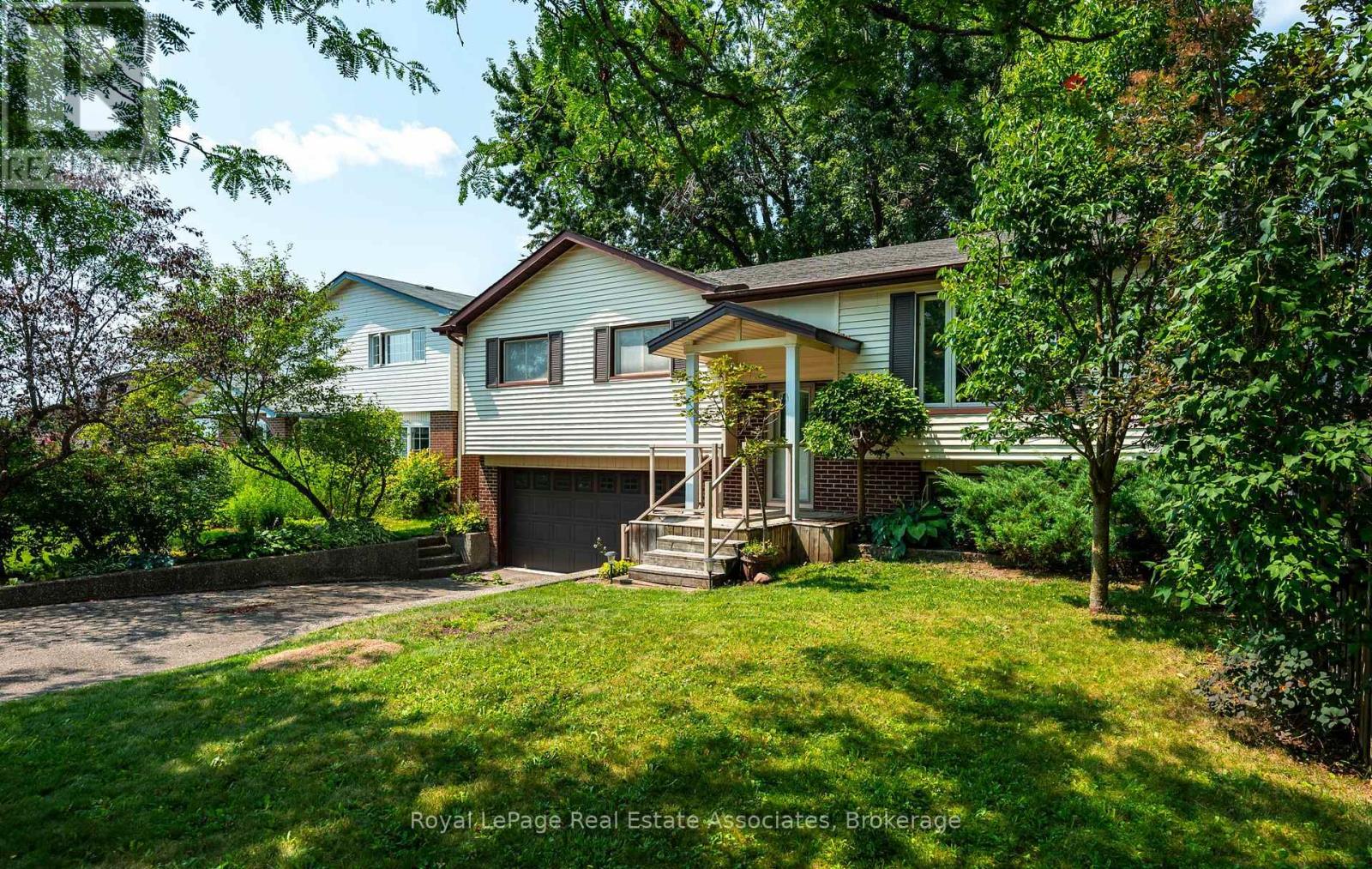 11 Berry Street, Halton Hills, Ontario  L7J 2N9 - Photo 3 - W13670912