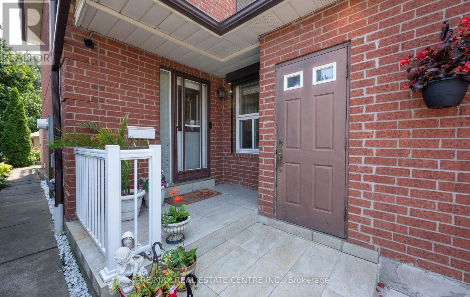 4 Ecclestone Drive, Brampton, Ontario L6X 3L6 - Photo 3 - W13671034