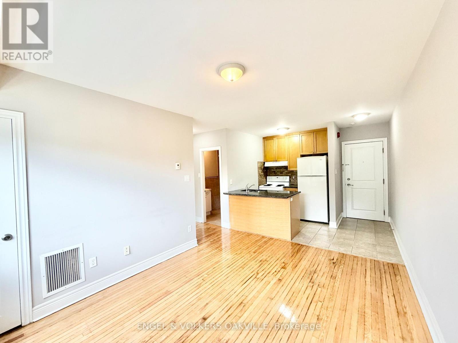 302 - 15 Thirty Third Street, Toronto, Ontario  M8W 3G7 - Photo 3 - W13671056