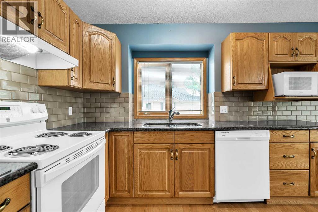 8 Edgepark Villas Nw, Calgary, Alberta  T3A 3S2 - Photo 7 - A2322098