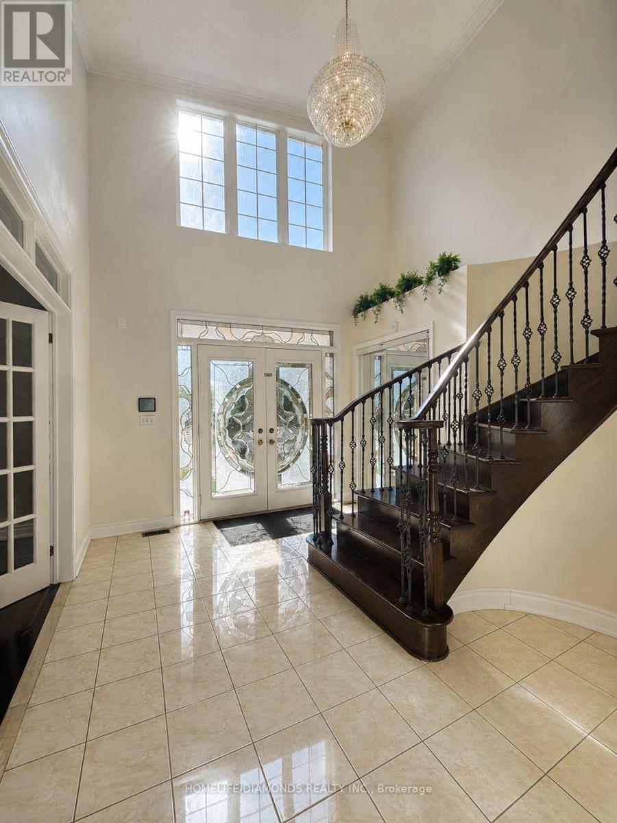 70 Maldives Crescent, Brampton, Ontario  L6P 1L1 - Photo 3 - W13549238