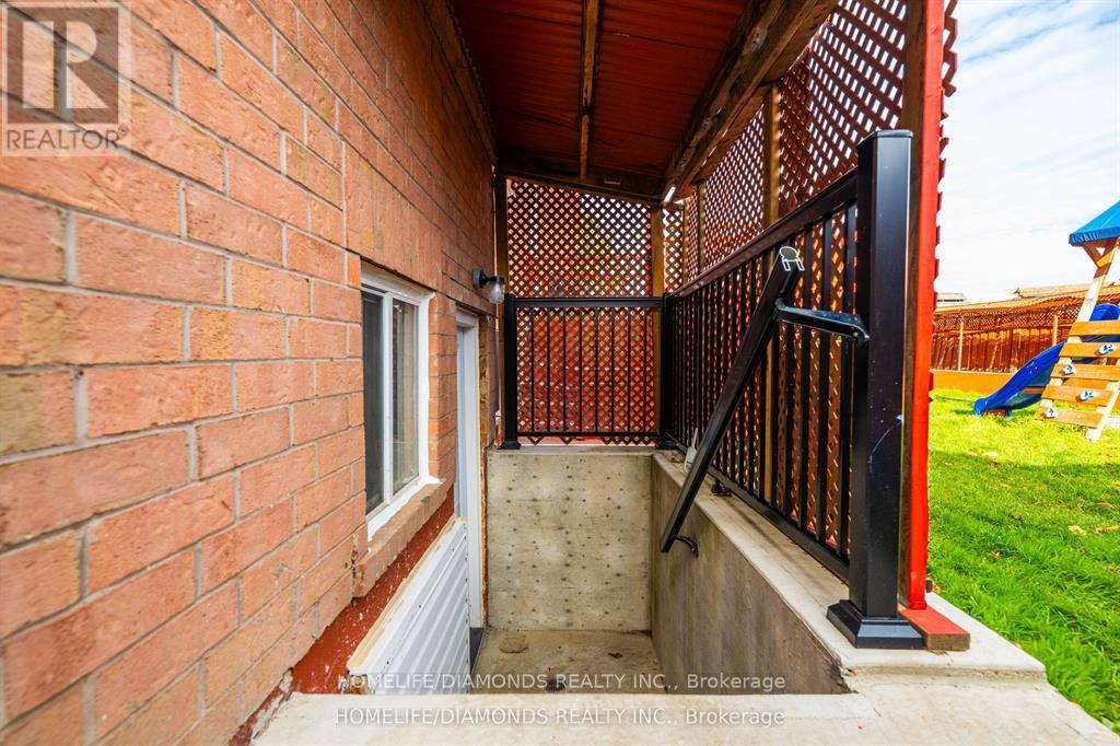 70 Maldives Crescent, Brampton, Ontario  L6P 1L1 - Photo 33 - W13549238