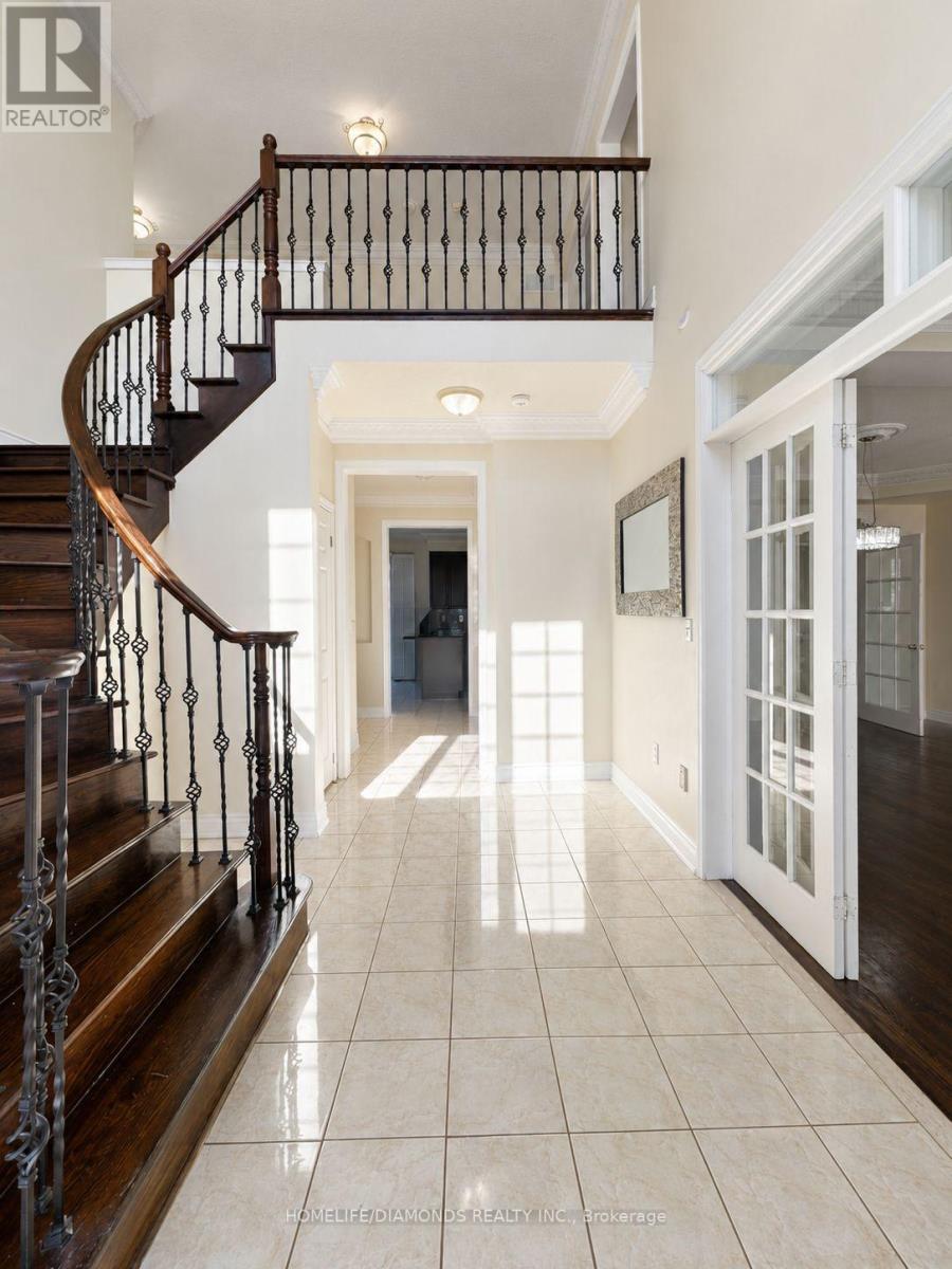 70 Maldives Crescent, Brampton, Ontario  L6P 1L1 - Photo 4 - W13549238