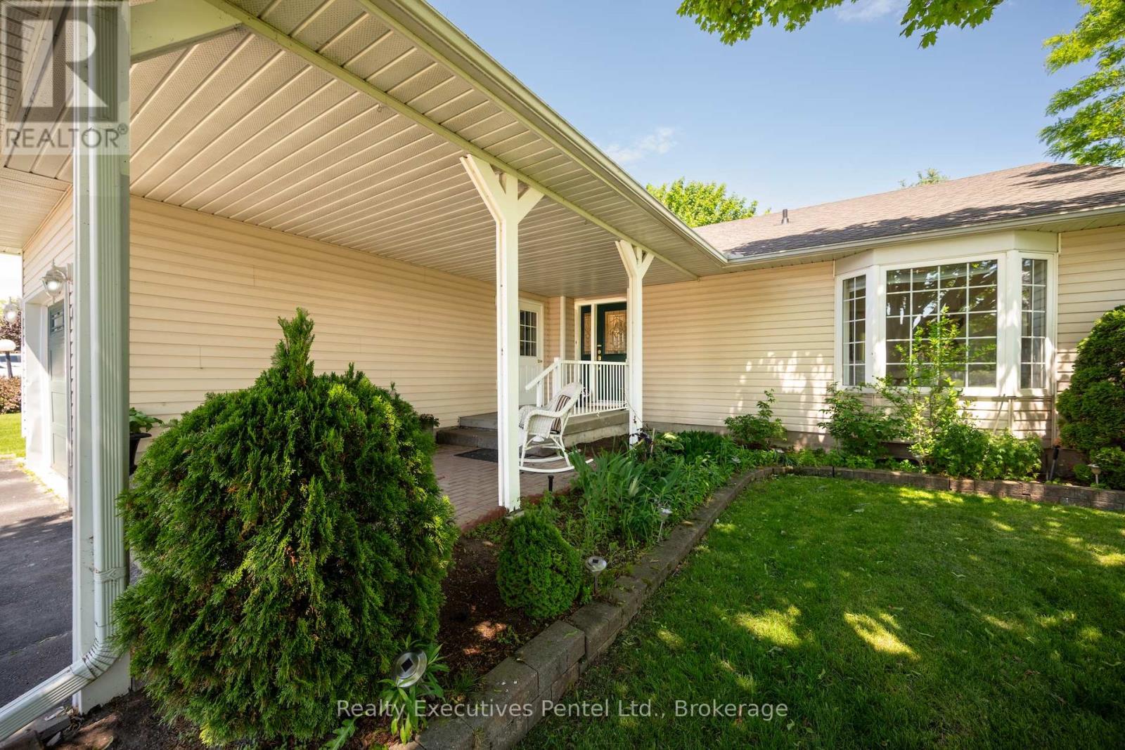 1 Cliff Drive, Clarington, Ontario  L1B 1P2 - Photo 4 - E13671092