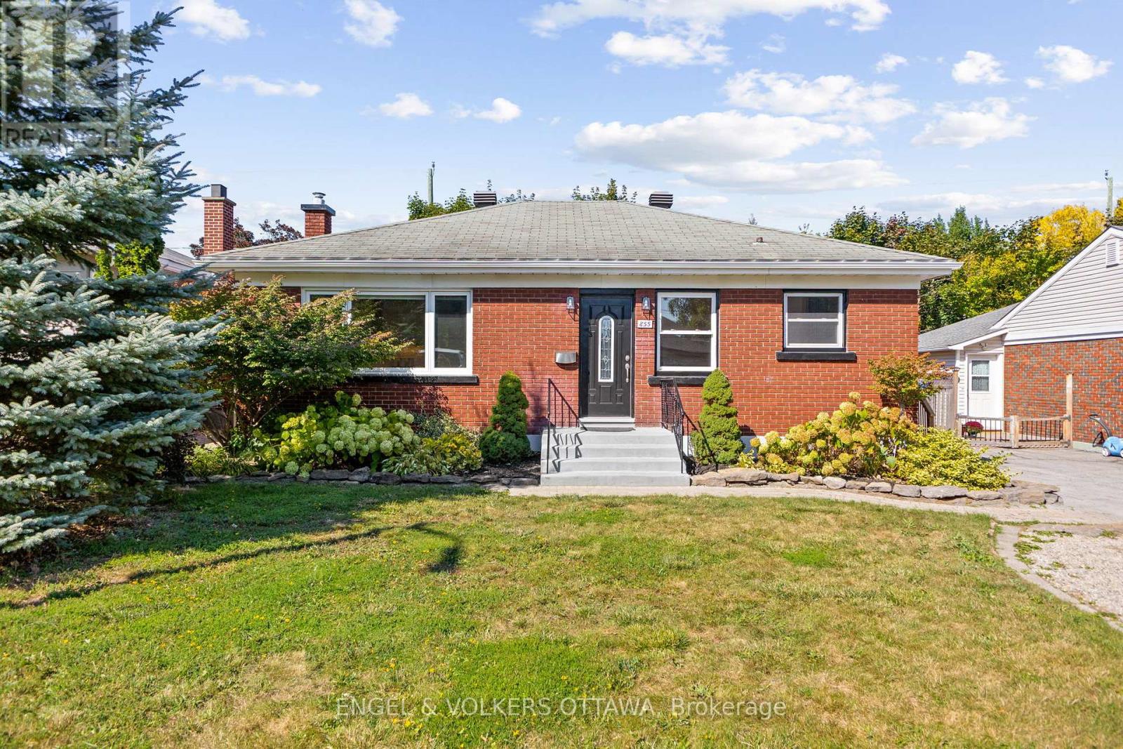 855 Weston Drive, Ottawa, Ontario  K1G 1W5 - Photo 1 - X13671134