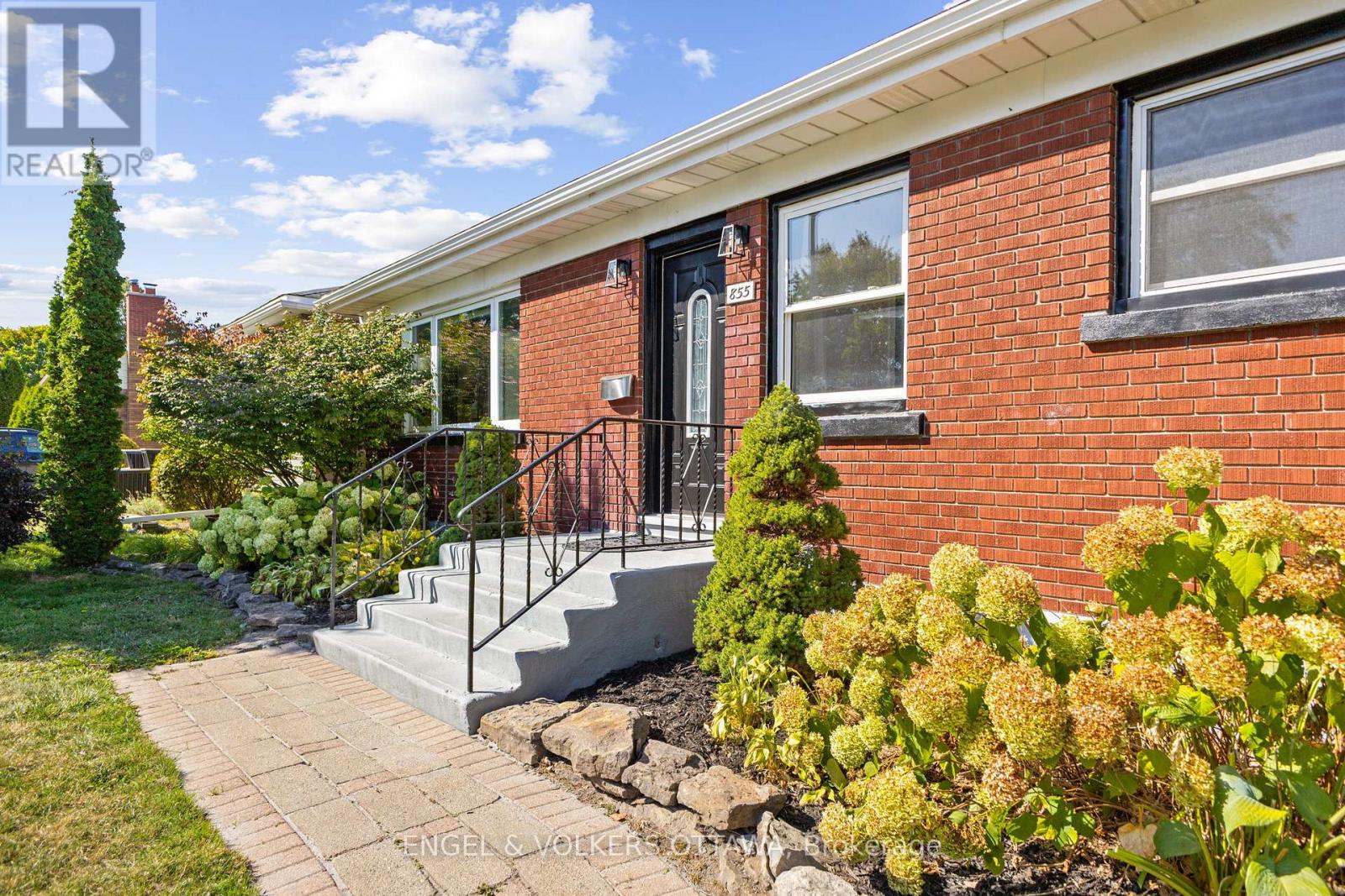 855 Weston Drive, Ottawa, Ontario  K1G 1W5 - Photo 2 - X13671134
