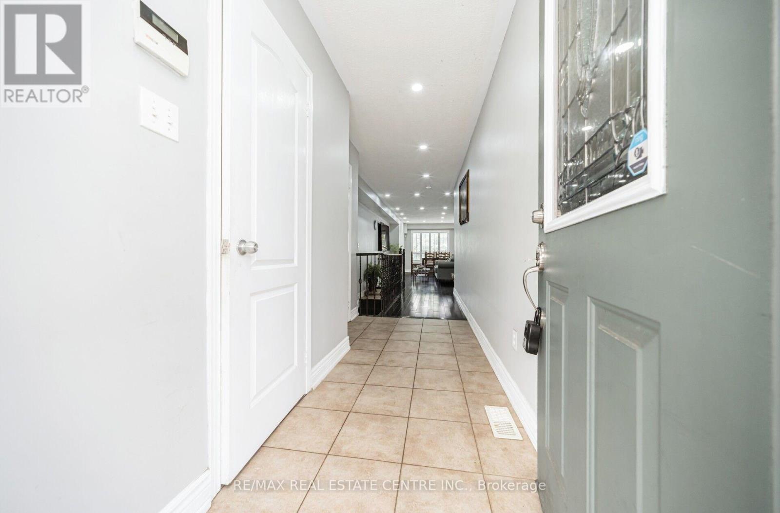 # 36 - 770 Othello Court, Mississauga, Ontario  L5W 1Y2 - Photo 3 - W13667436
